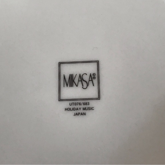 Mikasa “Holiday Music” French horn design Covered dish - Picture 3 of 4